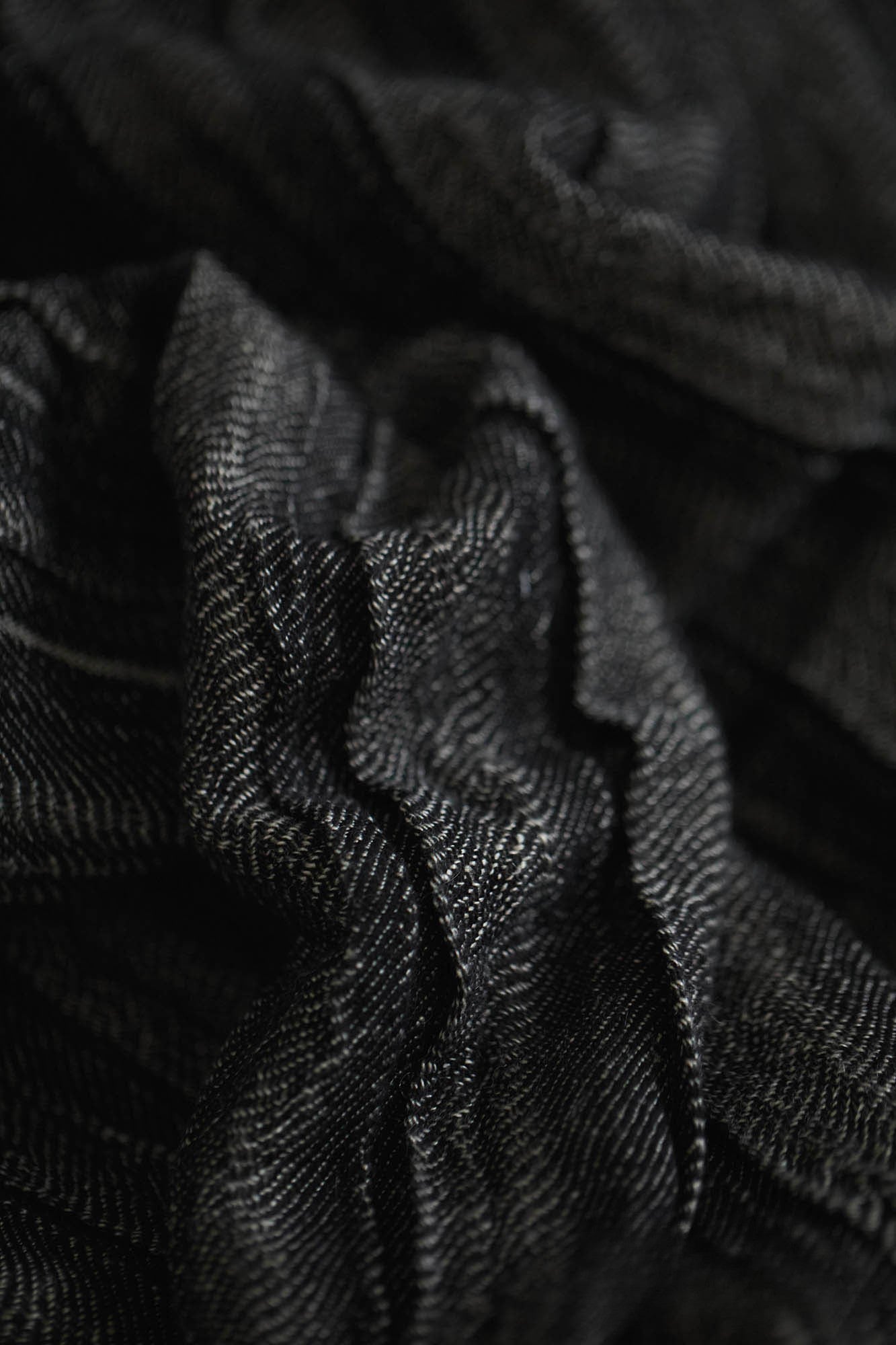 Geraffte Leinen Tagesdecke Anthrazit, Stoffstruktur und Raffungen Detail