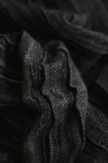 Geraffte Leinen Tagesdecke Anthrazit, Stoffstruktur und Raffungen Detail