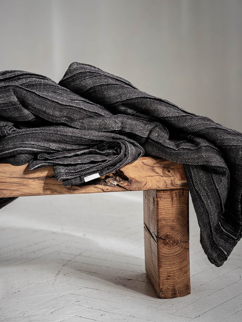 Geraffte Leinen Tagesdecke in Anthrazit, gestapelt auf Holzhocker