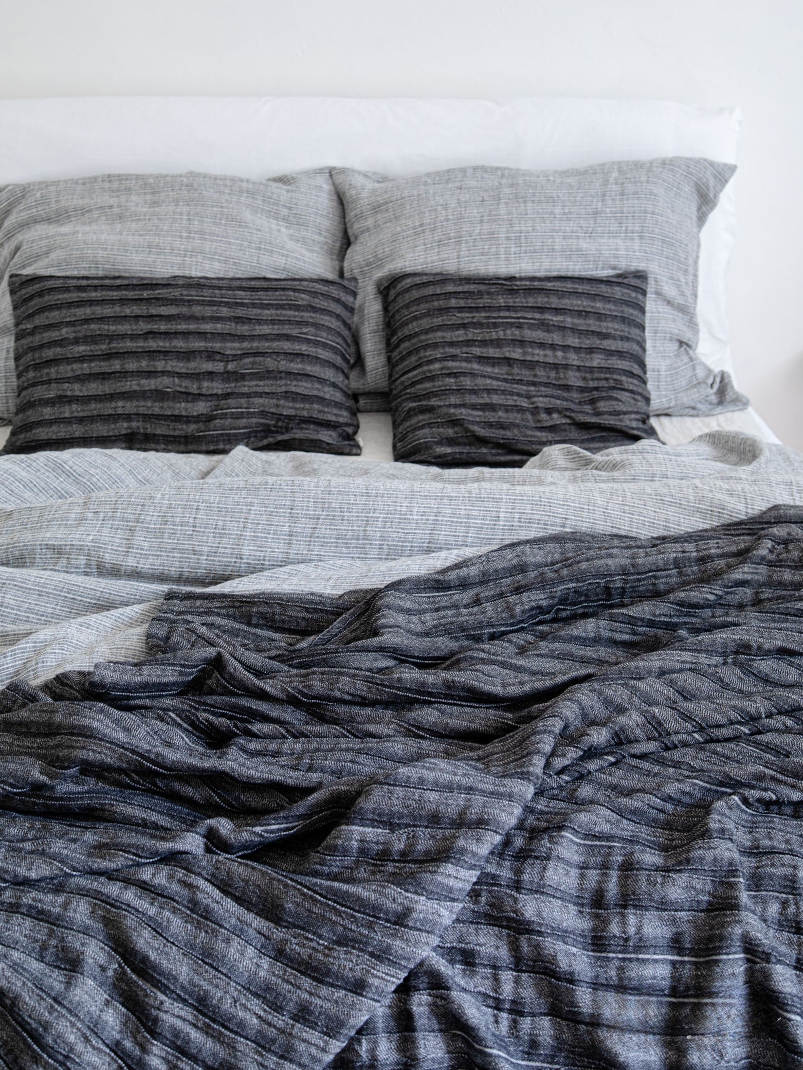 Leinenstoff Anthrazit, geraffte Struktur Nahaufnahme