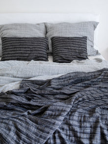 Leinenstoff Anthrazit, geraffte Struktur Nahaufnahme