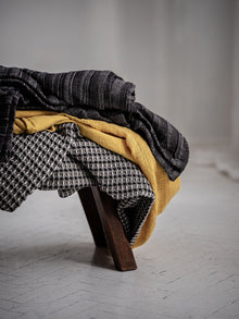 Geraffte Tagesdecke aus Leinen Anthrazit locker ueber Stuhl gelegt