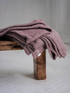 Burgund Tagesdecke mit Naturleinen, ueber Holzbank gelegt