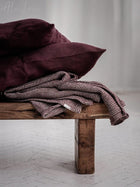 Burgund Tagesdecke, Nahaufnahme vom Bett mit Naturleinen