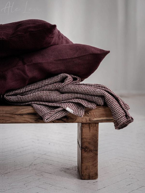 Burgund Tagesdecke, Nahaufnahme vom Bett mit Naturleinen