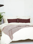 Burgund und Naturleinen Tagesdecke, Schlafzimmer Gesamtansicht