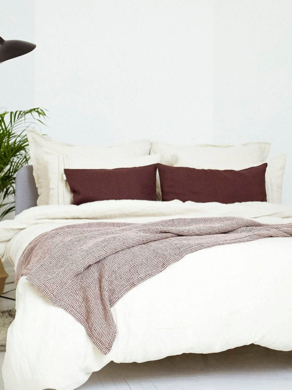 Burgund und Naturleinen Tagesdecke, Schlafzimmer Gesamtansicht