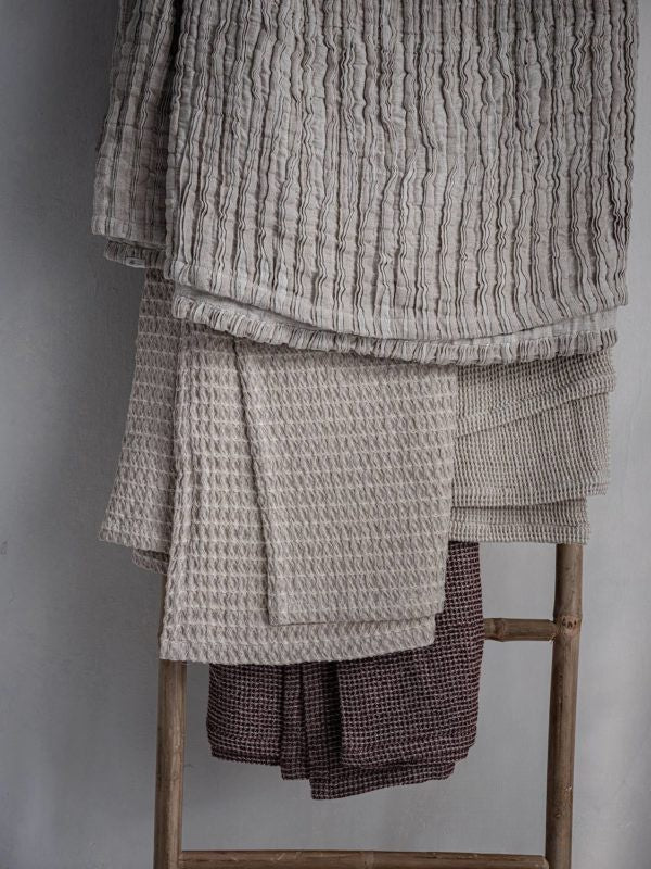 Tagesdecke Burgund & Naturleinen, ueber Kleiderstange gehangen