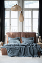 Rauchblaue Tagesdecke, Nahaufnahme vom Bett