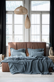 Rauchblaue Tagesdecke, Nahaufnahme vom Bett