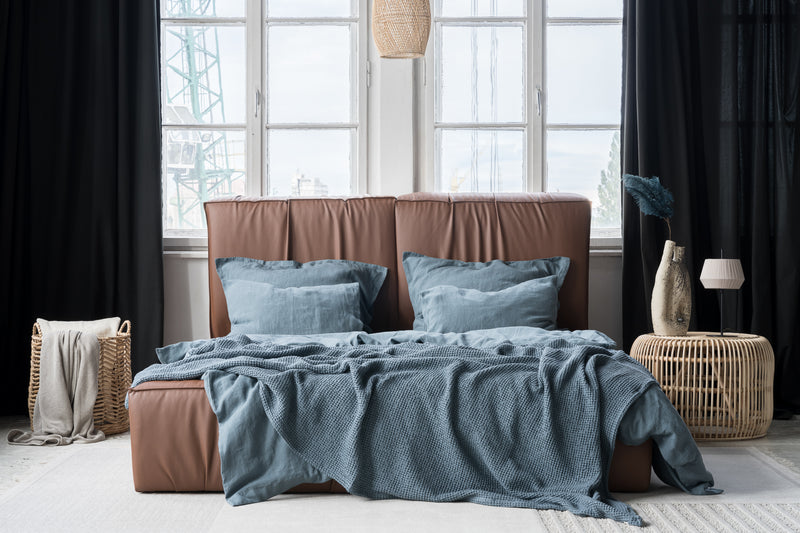 Rauchblaue Tagesdecke Waffelstruktur, komplette Schlafzimmeransicht