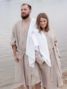 Zwei Personen im Waffel Bademantel Natur, am Strand sitzend