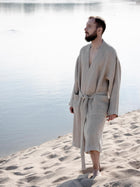 Mann im Waffel Leinen Bademantel Natur, Frontansicht