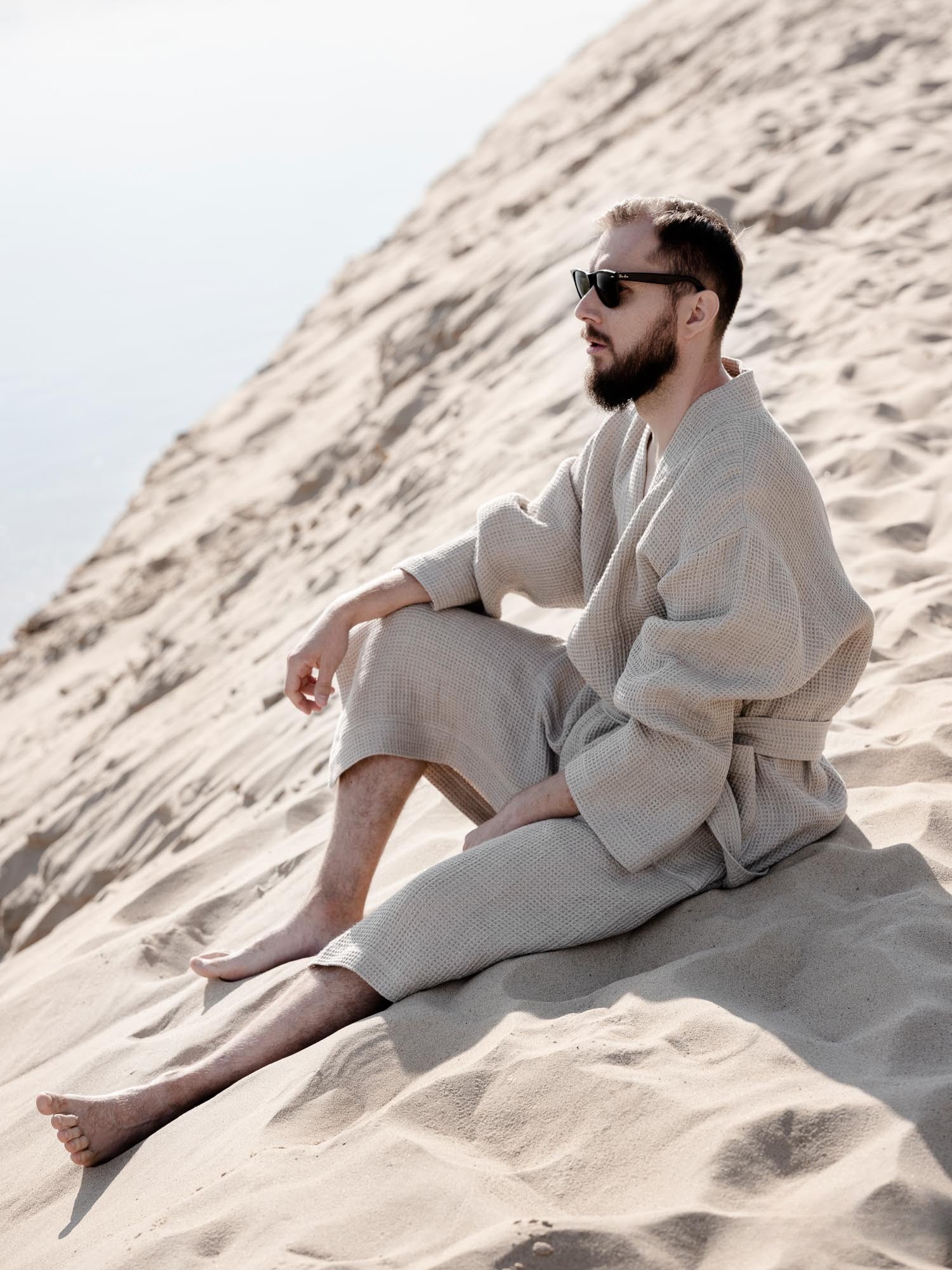 Paar im Waffel Bademantel Natur, weite Strandaufnahme