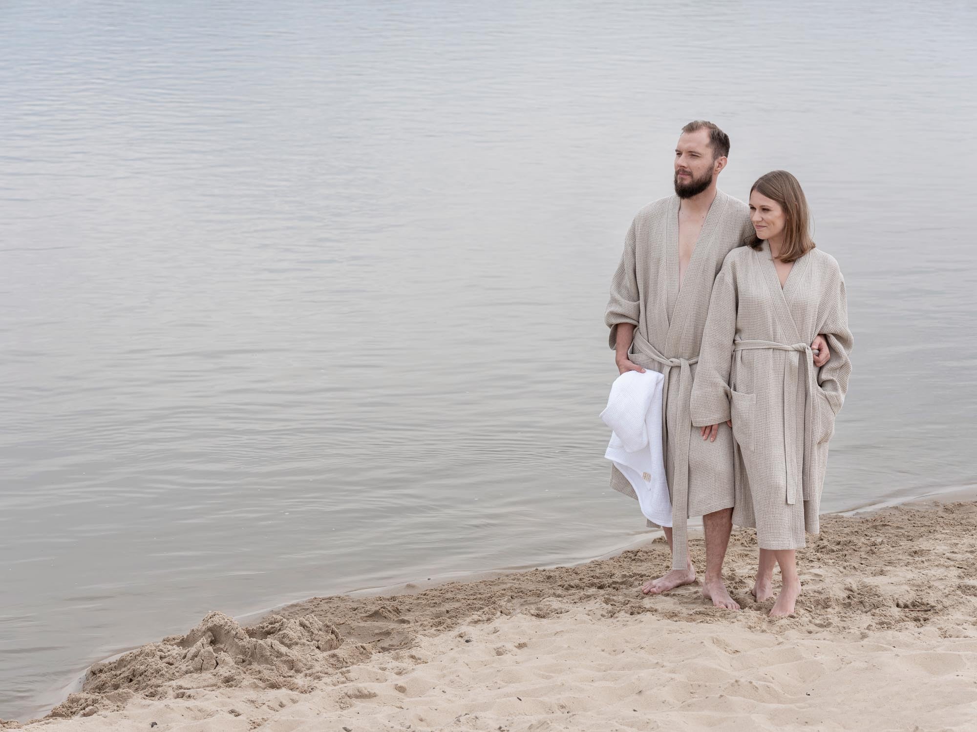 Paar im Waffel Bademantel Natur am Strand