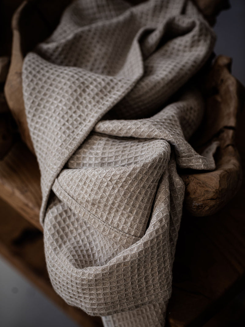 Waffel Handtuch aus Leinen, detailreich am Strand