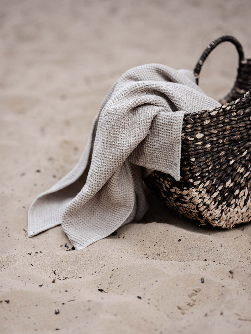 Leinen Waffel Handtuch Natur im Korb am Strand